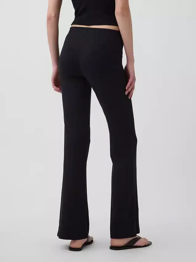 Moderne Flare-Hose mit breitem Rippmuster
