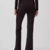 Moderne Flare-Hose mit breitem Rippmuster