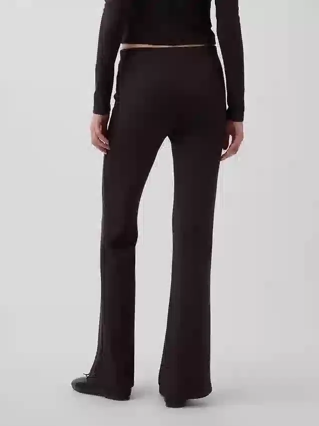 Moderne Flare-Hose mit breitem Rippmuster