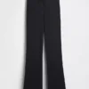 Moderne Flare-Hose mit breitem Rippmuster