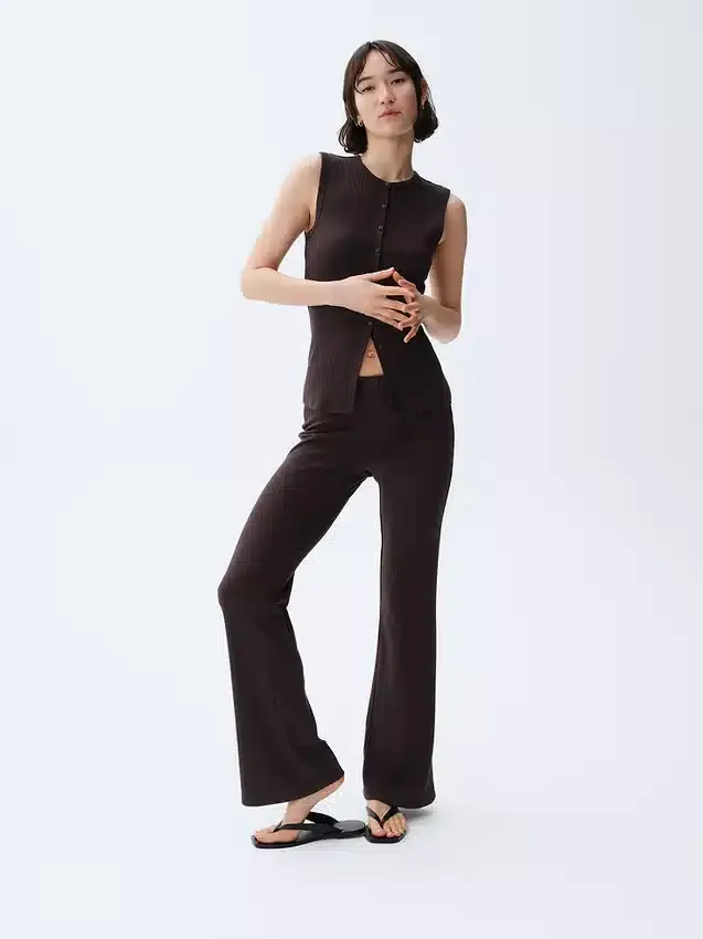 Moderne Flare-Hose mit breitem Rippmuster