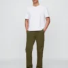 Moderne gerade geschnittene Khakis
