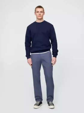 Moderne gerade geschnittene Khakis