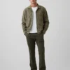 Moderne gerade geschnittene Khakis