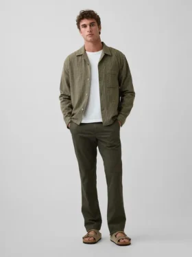Moderne gerade geschnittene Khakis