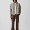 Moderne gerade geschnittene Khakis