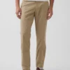 Moderne gerade geschnittene Khakis
