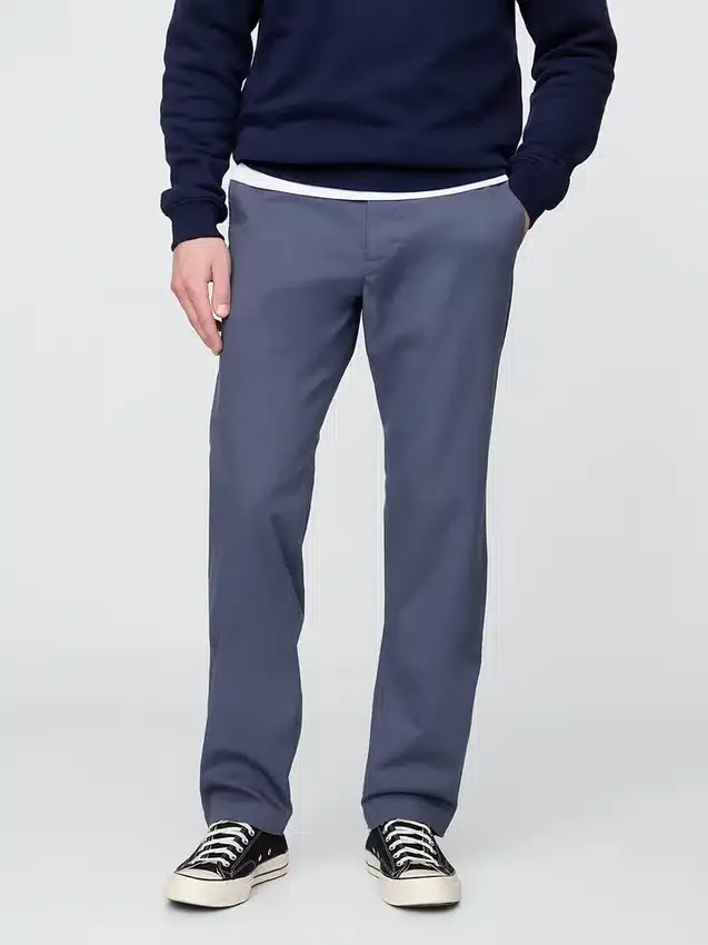 Moderne gerade geschnittene Khakis