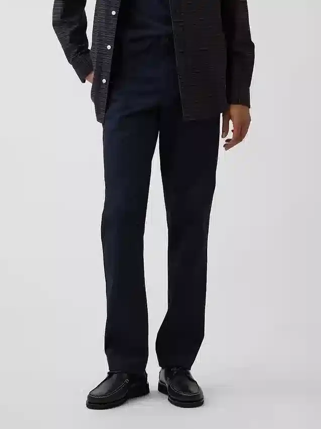 Moderne gerade geschnittene Khakis