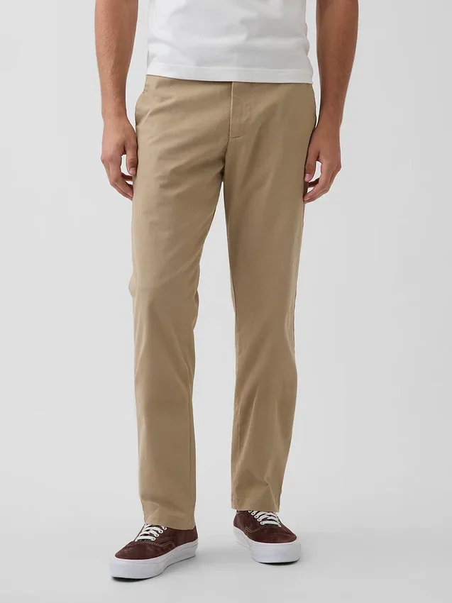 Moderne gerade geschnittene Khakis