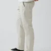 Moderne gerade geschnittene Khakis