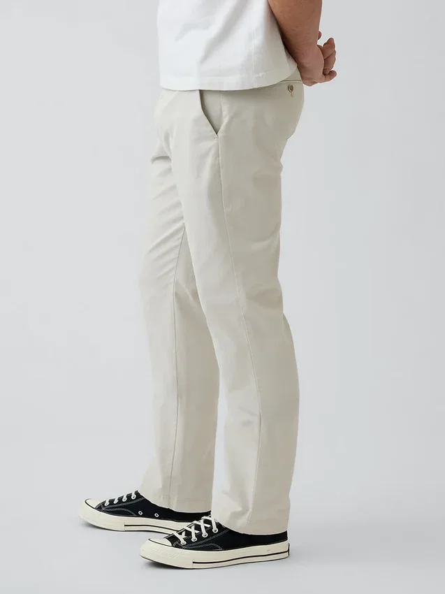 Moderne gerade geschnittene Khakis