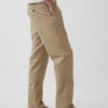 Moderne gerade geschnittene Khakis