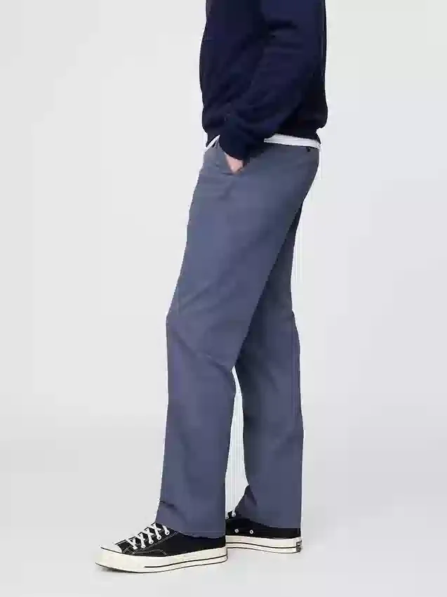 Moderne gerade geschnittene Khakis
