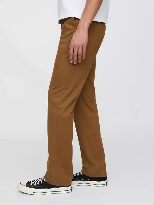 Moderne gerade geschnittene Khakis