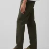Moderne gerade geschnittene Khakis