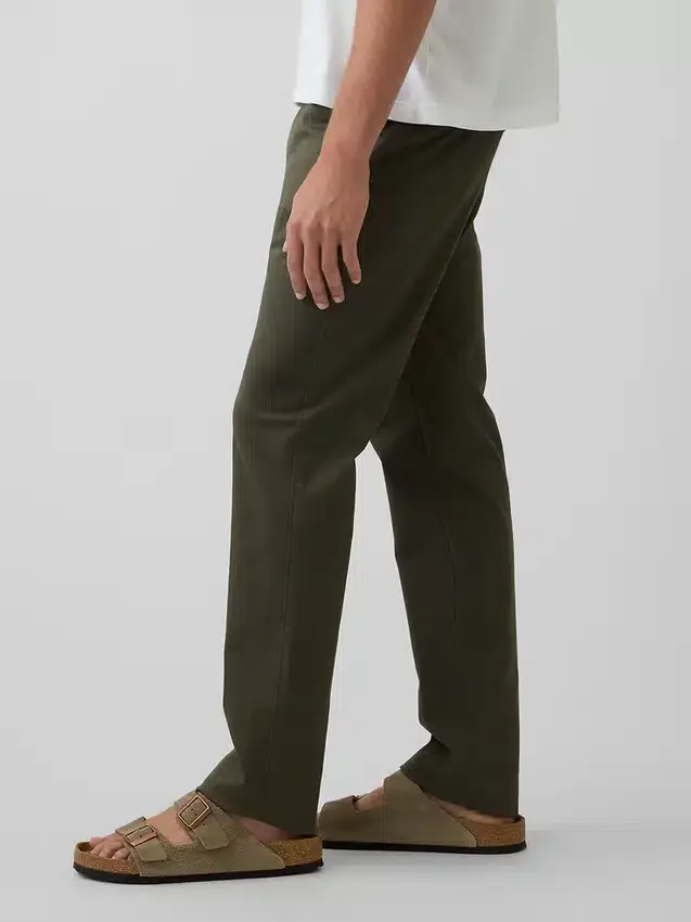 Moderne gerade geschnittene Khakis