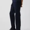 Moderne gerade geschnittene Khakis