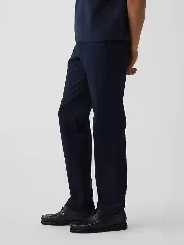 Moderne gerade geschnittene Khakis