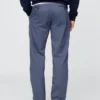 Moderne gerade geschnittene Khakis