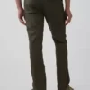 Moderne gerade geschnittene Khakis