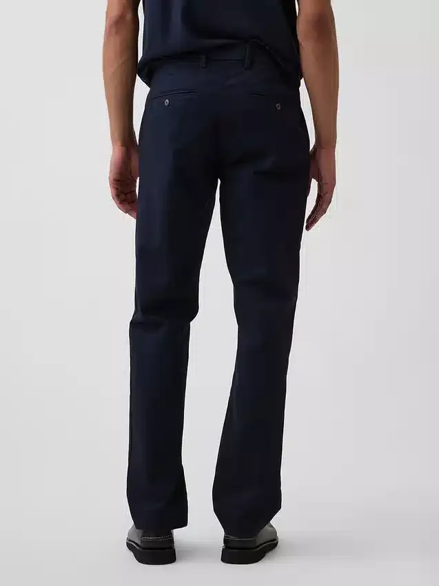 Moderne gerade geschnittene Khakis