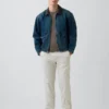Moderne gerade geschnittene Khakis