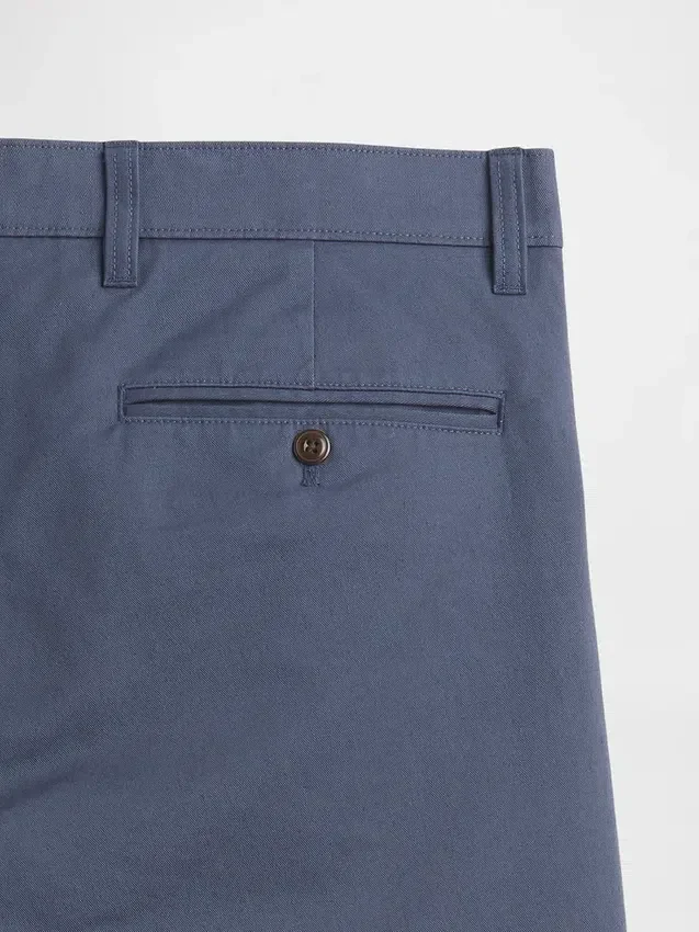 Moderne gerade geschnittene Khakis