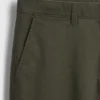 Moderne gerade geschnittene Khakis