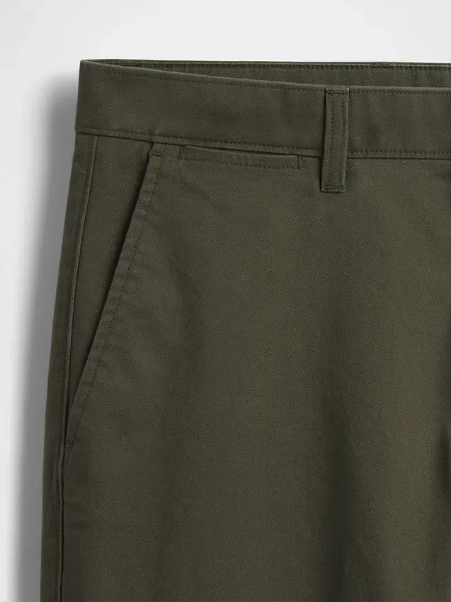 Moderne gerade geschnittene Khakis
