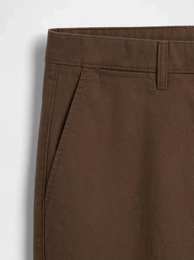 Moderne gerade geschnittene Khakis