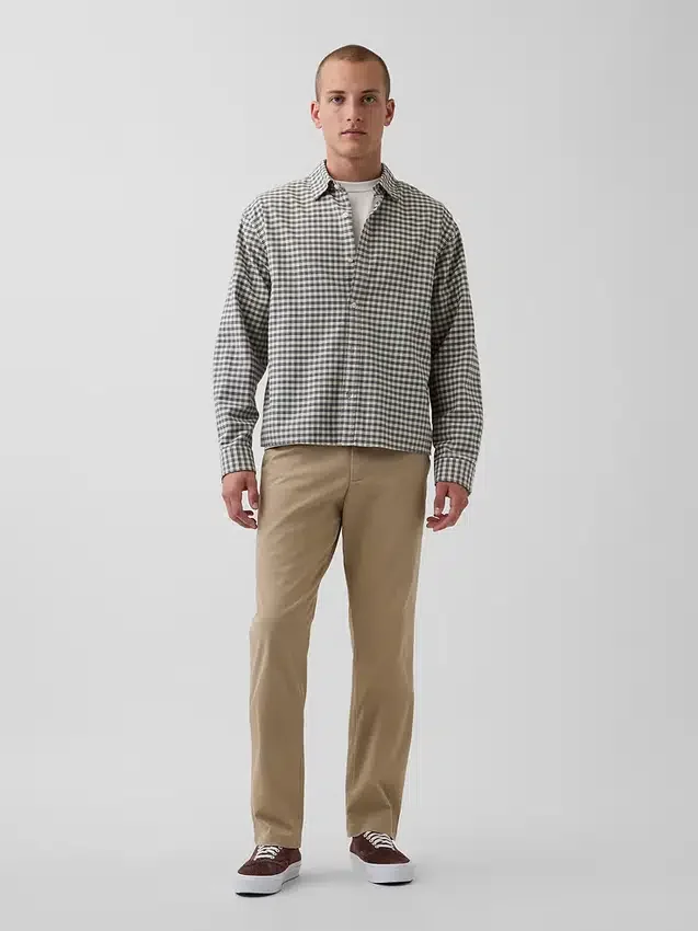 Moderne gerade geschnittene Khakis