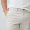 Moderne gerade geschnittene Khakis