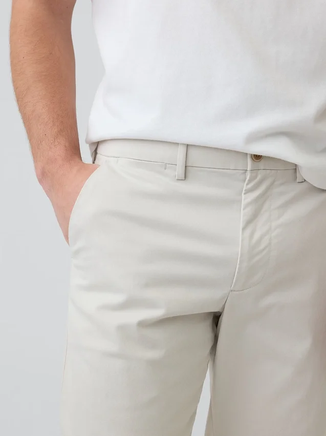 Moderne gerade geschnittene Khakis