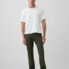 Moderne gerade geschnittene Khakis