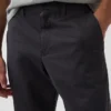 Moderne gerade geschnittene Khakis