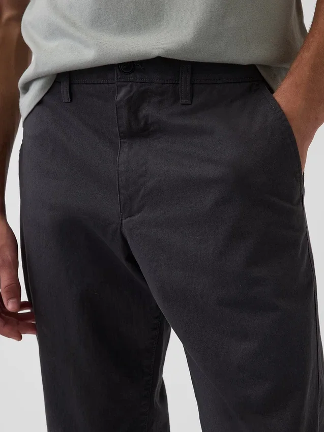 Moderne gerade geschnittene Khakis