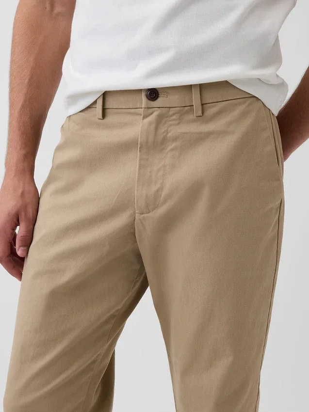 Moderne gerade geschnittene Khakis