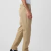 Moderne, konisch zulaufende Khakis