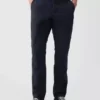 Moderne, konisch zulaufende Khakis