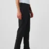 Moderne, konisch zulaufende Khakis