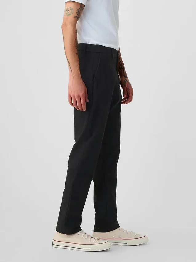Moderne, konisch zulaufende Khakis