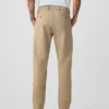 Moderne, konisch zulaufende Khakis