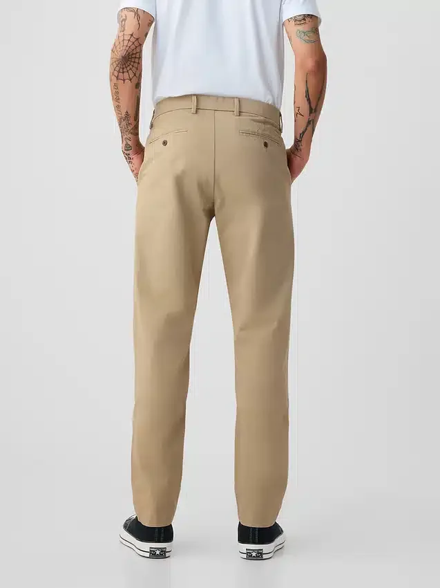 Moderne, konisch zulaufende Khakis