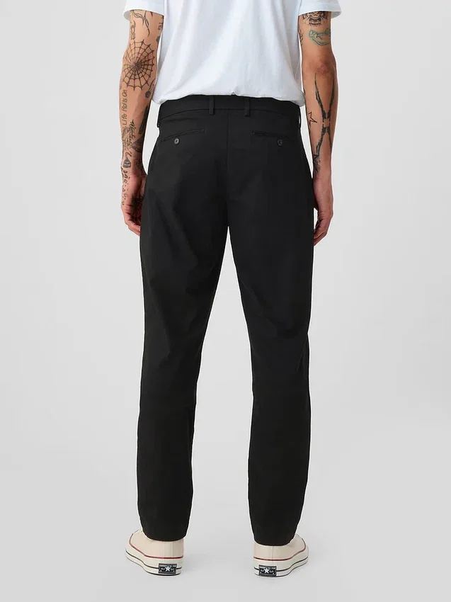 Moderne, konisch zulaufende Khakis