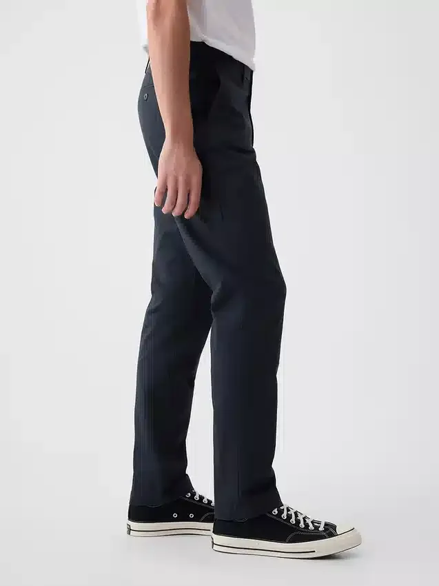 Moderne, konisch zulaufende Khakis
