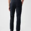 Moderne, konisch zulaufende Khakis