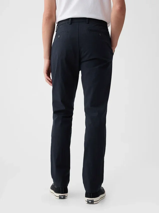 Moderne, konisch zulaufende Khakis