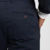 Moderne, konisch zulaufende Khakis