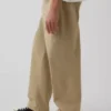 Moderne, locker sitzende Khakis